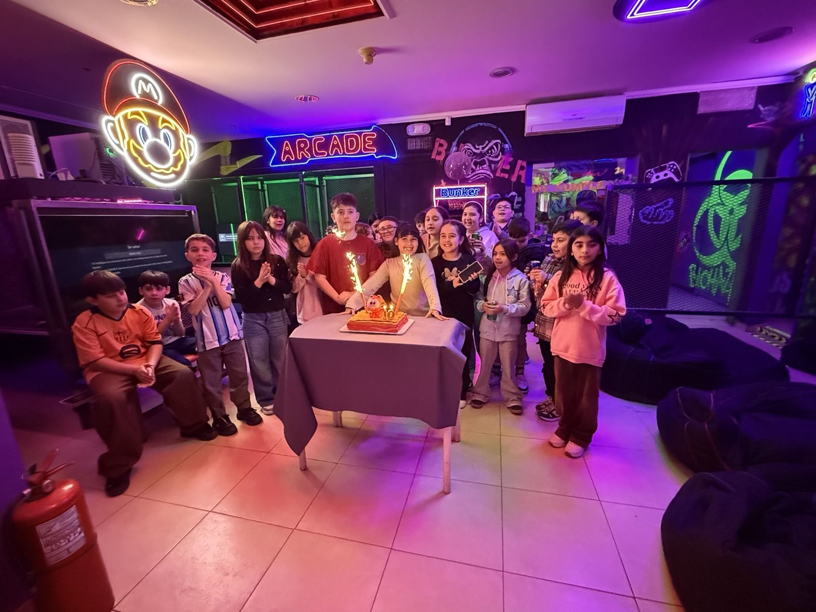 Grupo de chicos festejando un cumpleaños en el salón de Bunker Stone