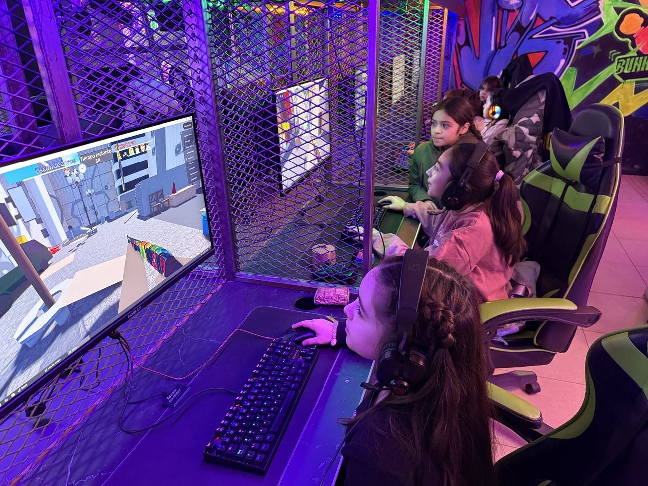 Chica jugando en una PC gamer